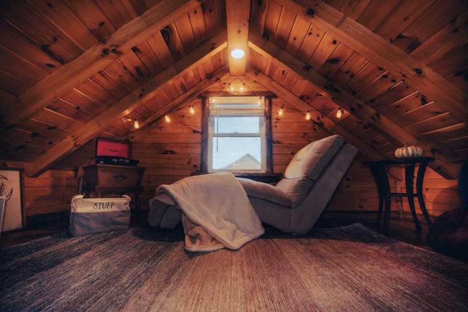 Game Room, Seating area, Lake view