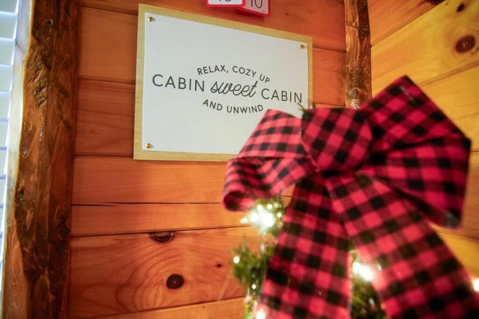 Charming Lakeview Cabin Near Geneva-On-The-Lake! Cabin in Lake Erie