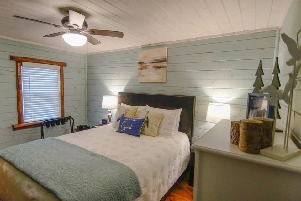 Bed, Bedroom, fireplace
