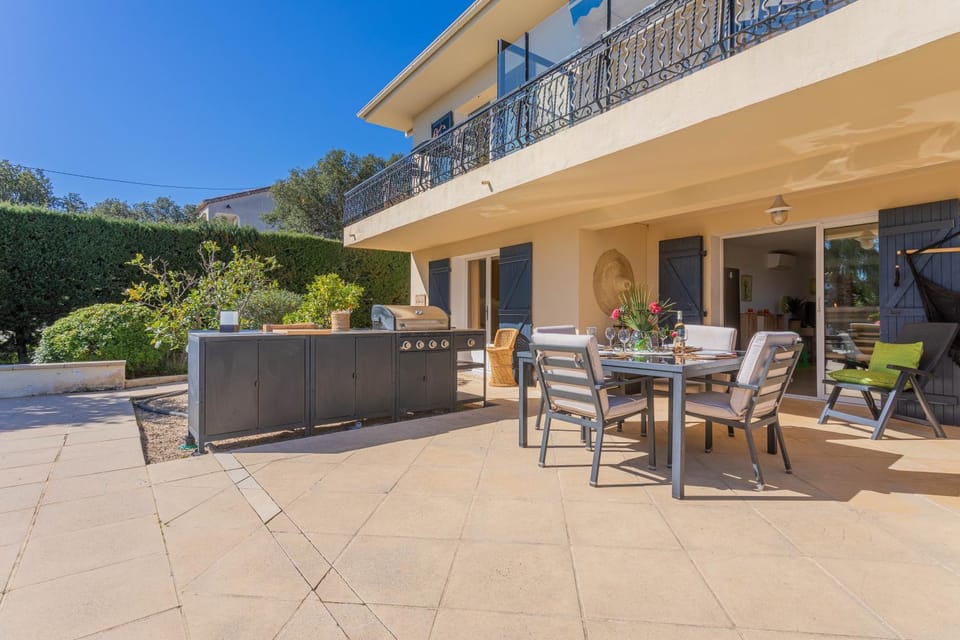 Property building, Balcony/Terrace, Living room