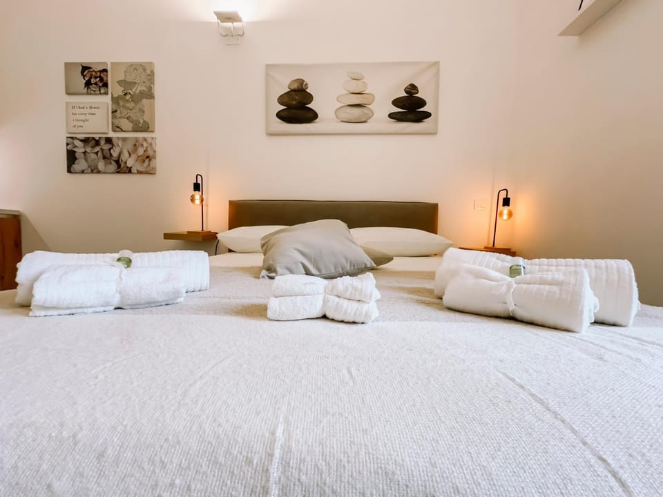 Bed, hair dresser, towels