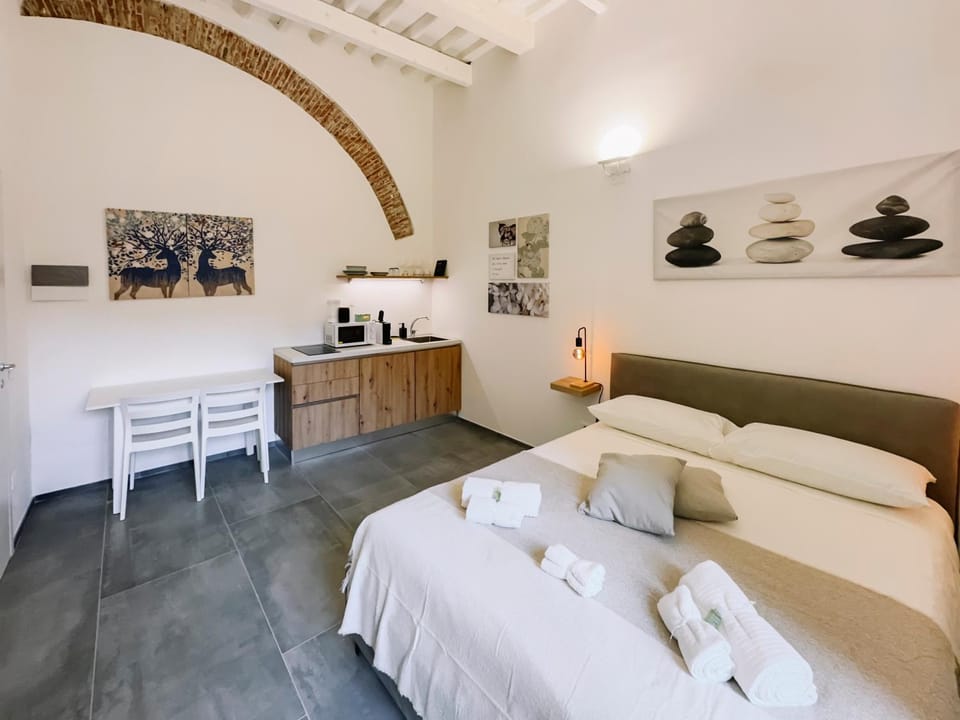 Coffee/tea facilities, Photo of the whole room, hair dresser, minibar, towels, kitchen