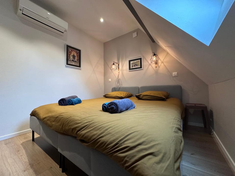 Bed, Photo of the whole room, Bedroom, towels, air conditioner