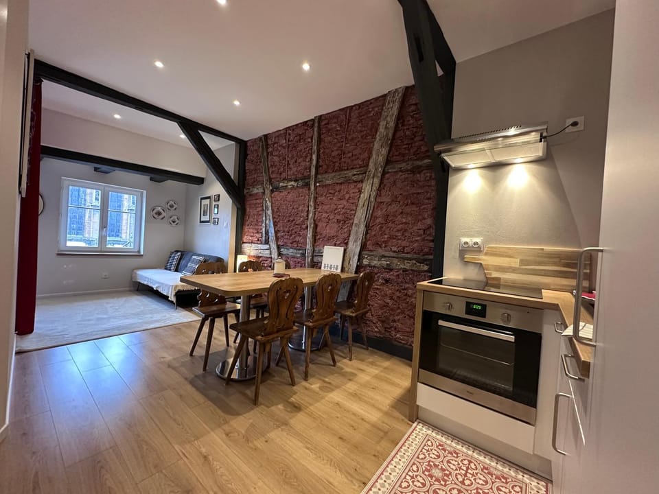 Living room, Dining area, oven, pet friendly, stove