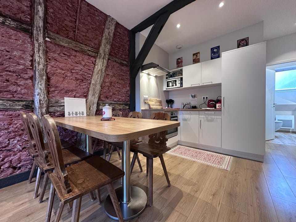 Coffee/tea facilities, Dining area, microwave, oven, pet friendly, stove