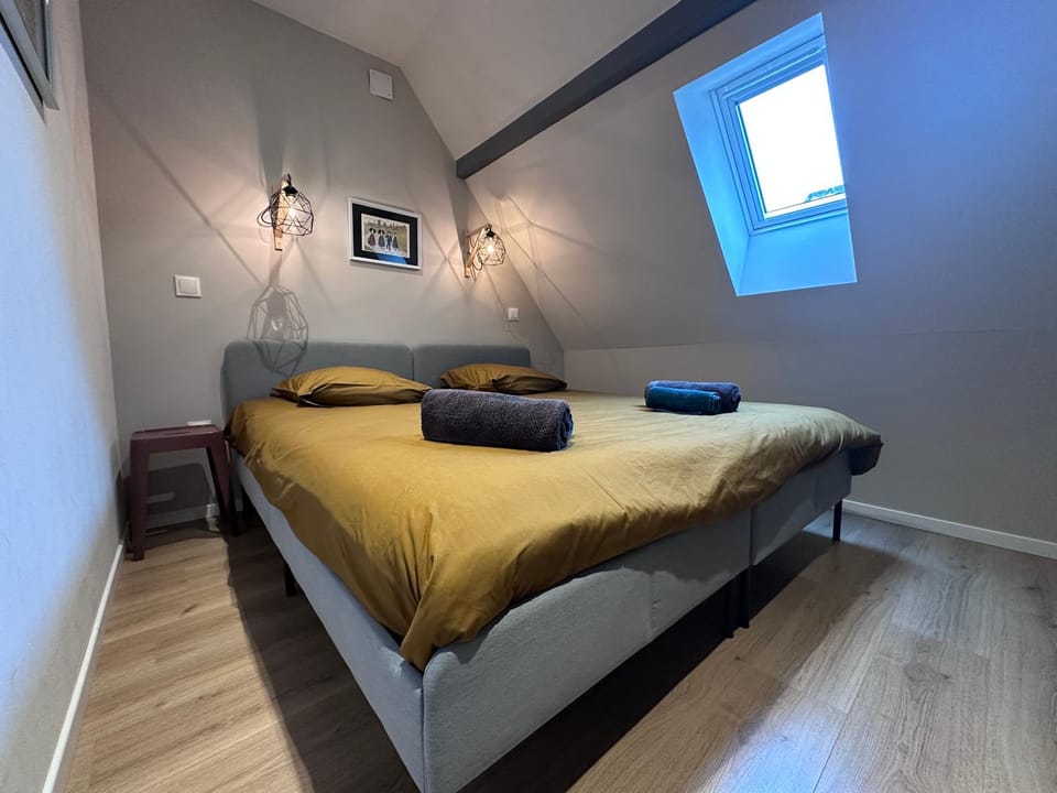 Bed, Photo of the whole room, Bedroom, towels