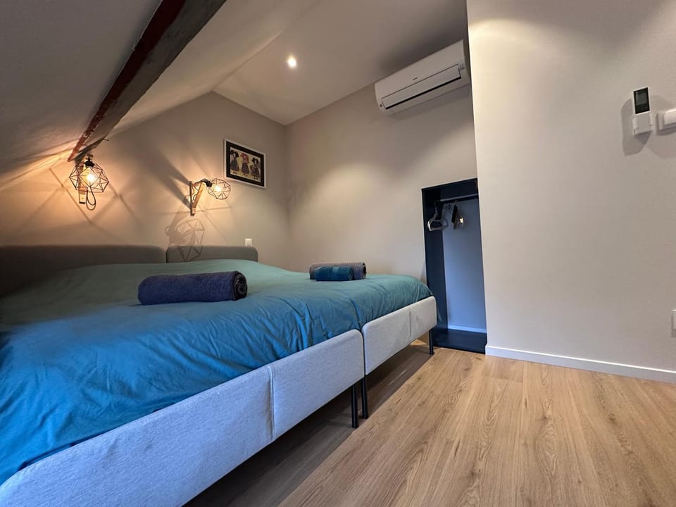 Bed, Photo of the whole room, wardrobe, air conditioner