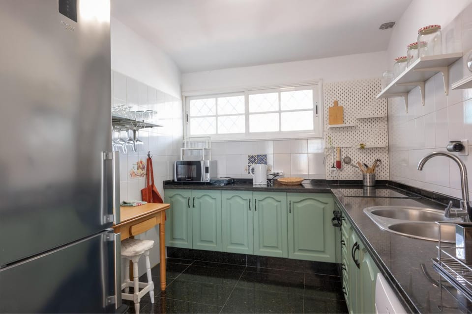 Kitchen or kitchenette, minibar