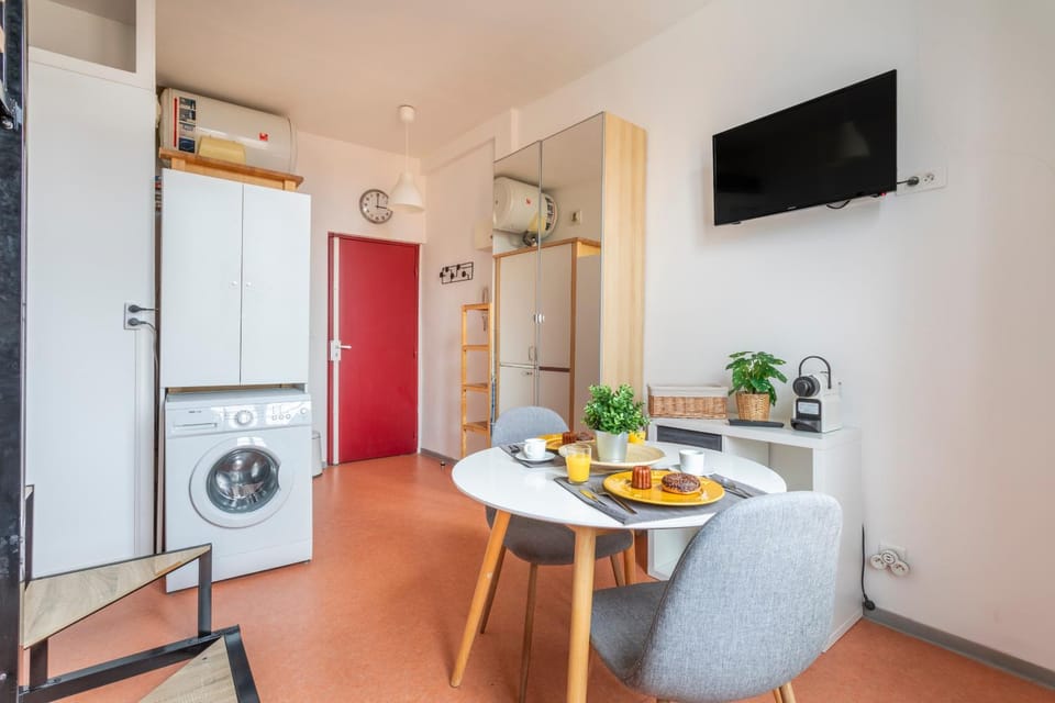 TV and multimedia, Living room, Food and drinks, Seating area, Dining area