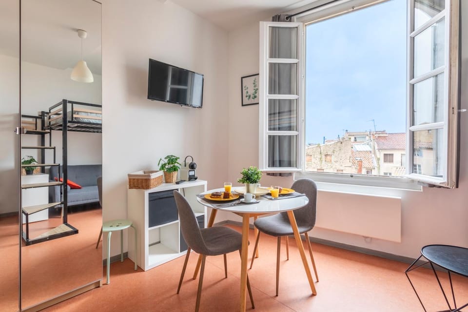 TV and multimedia, Kitchen or kitchenette, Living room, Seating area, Dining area