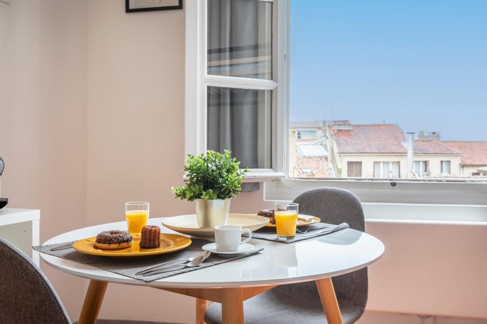 Day, View (from property/room), Living room, Seating area, Dining area, Food, Breakfast, Continental breakfast