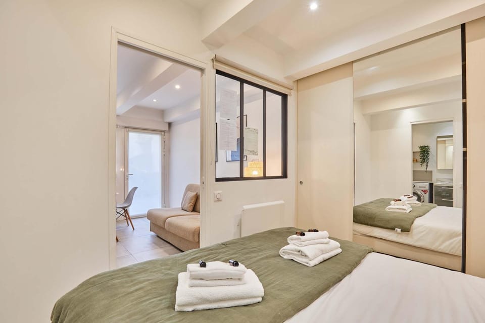 Bed, Bedroom, towels
