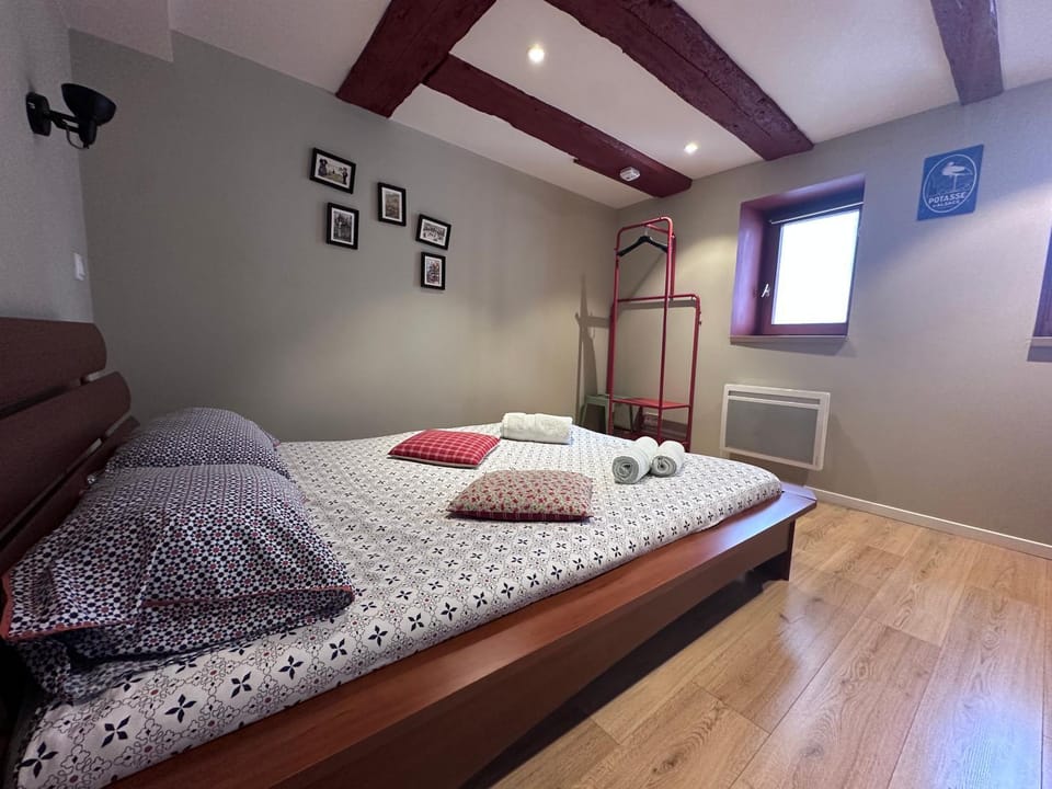 Bed, Photo of the whole room, Bedroom, internet, towels