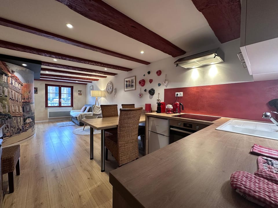 Dining area, pet friendly, stove