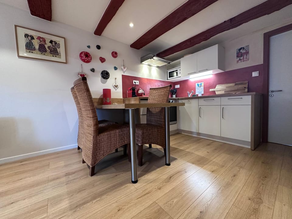 Dining area, pet friendly, stove