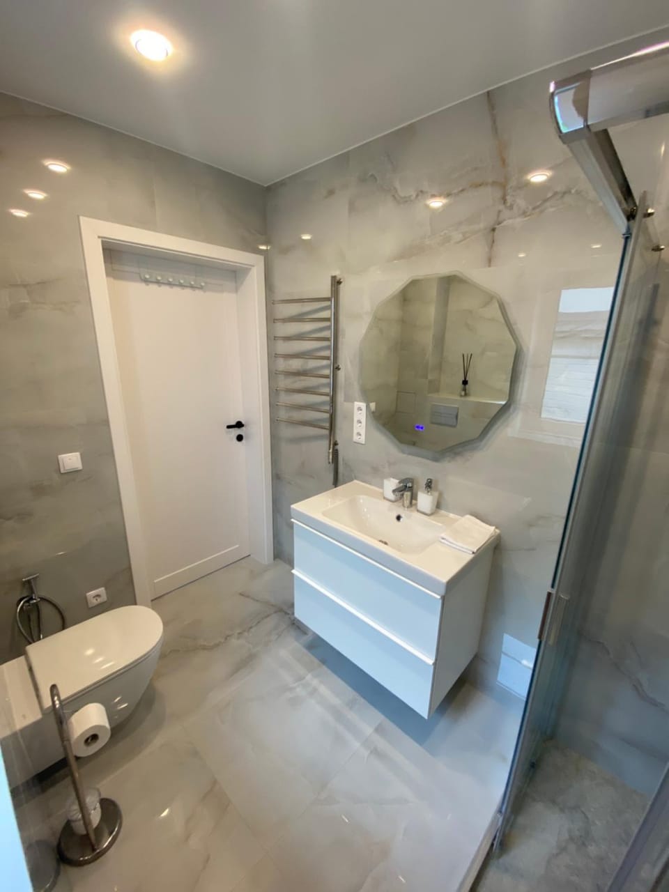Shower, Toilet, Bathroom, towels