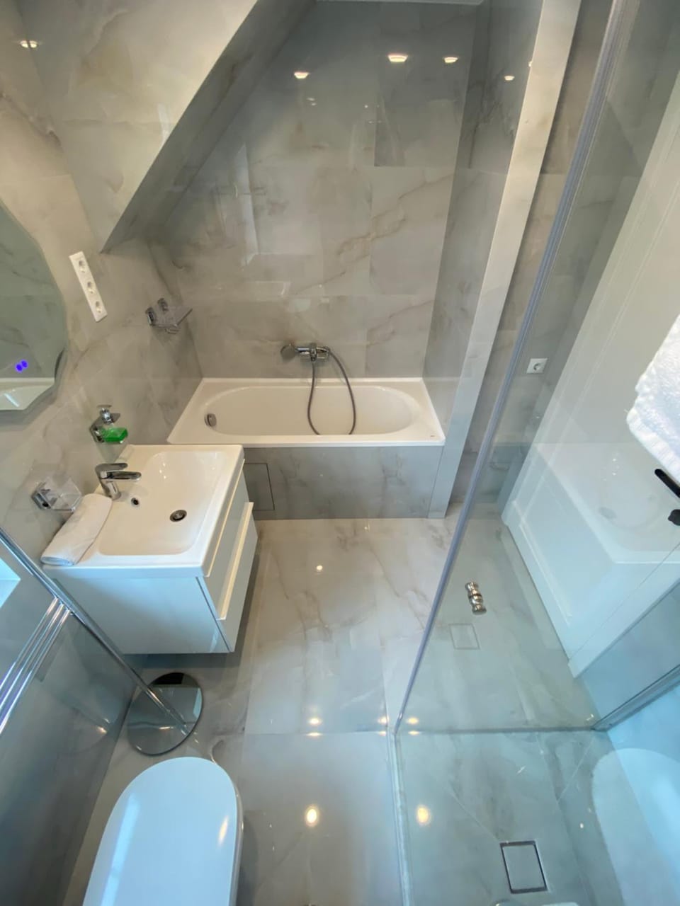 Shower, Toilet, Bathroom, Bath, towels
