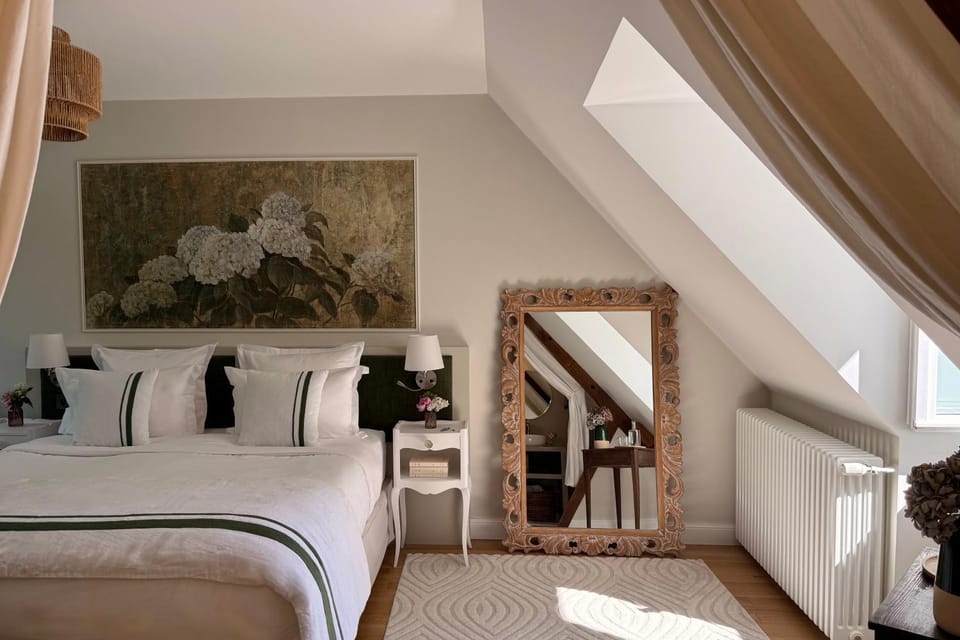 Bed, Photo of the whole room, Decorative detail, Bedroom