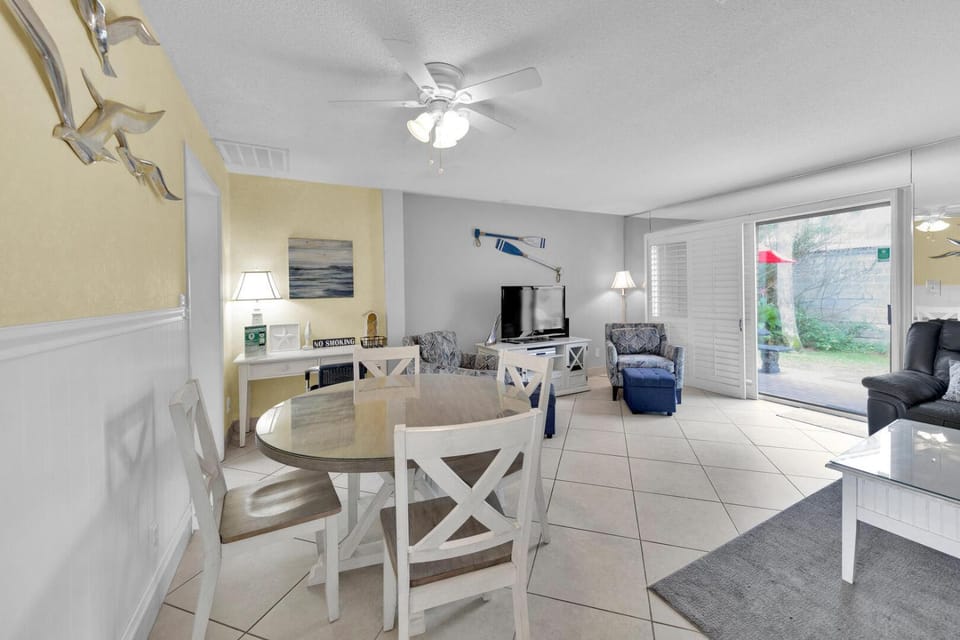 Southbay by the Gulf 99 an Updated Townhome 50 Yards from Beach 3 bedroom Sleeps 6 House in Destin