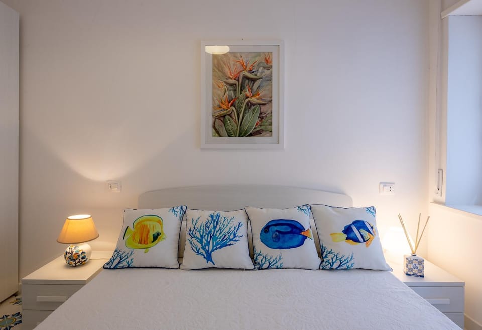 Bed, Photo of the whole room, Decorative detail, Bedroom