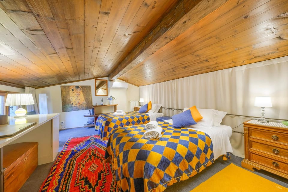 Bed, Photo of the whole room, Bedroom, heating, towels, air conditioner