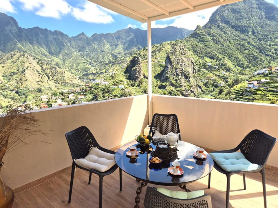View (from property/room), Balcony/Terrace, Dining area, Mountain view