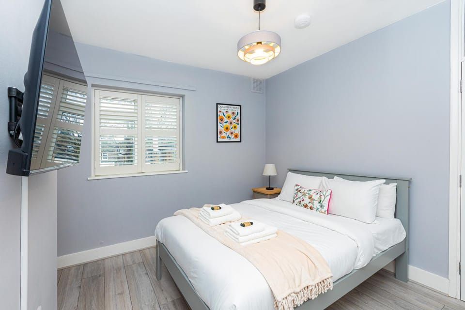 Bed, TV and multimedia, Bedroom