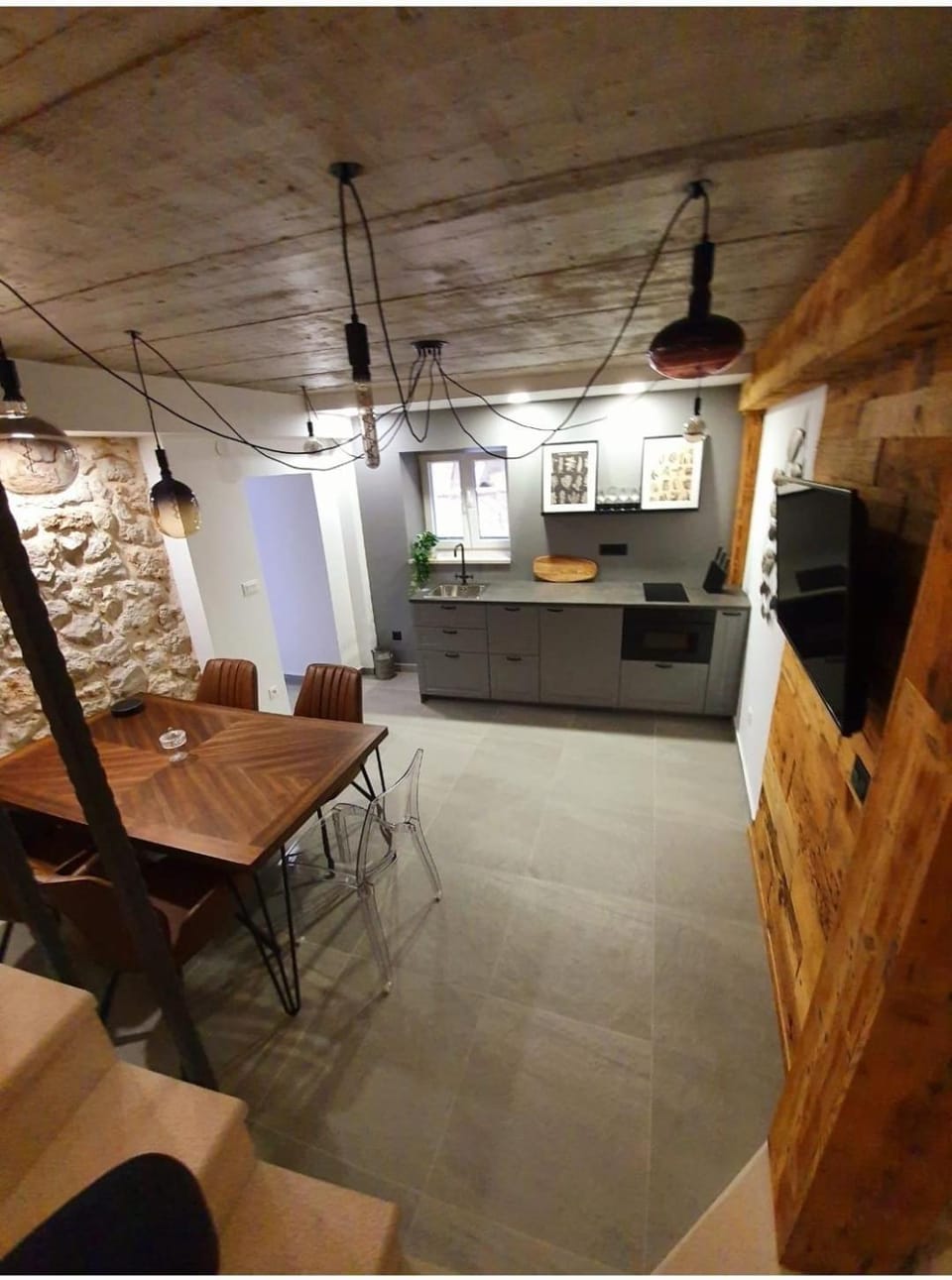 TV and multimedia, Kitchen or kitchenette, Dining area, stove