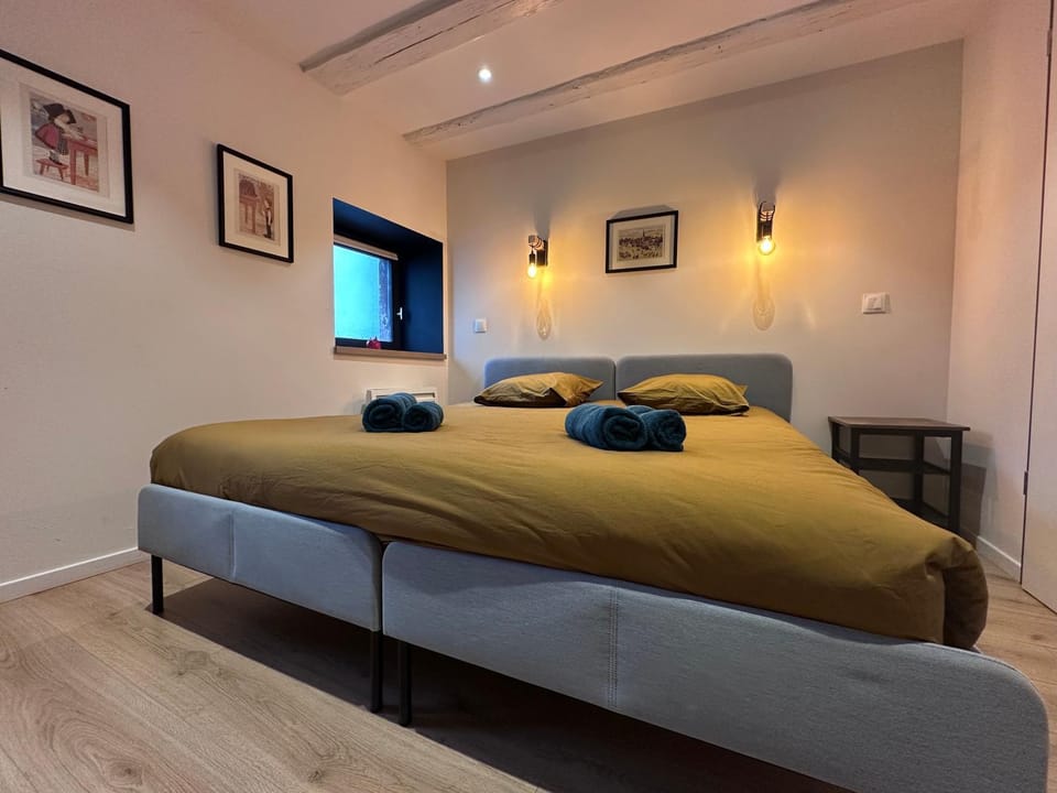 Bed, Photo of the whole room, Bedroom, towels