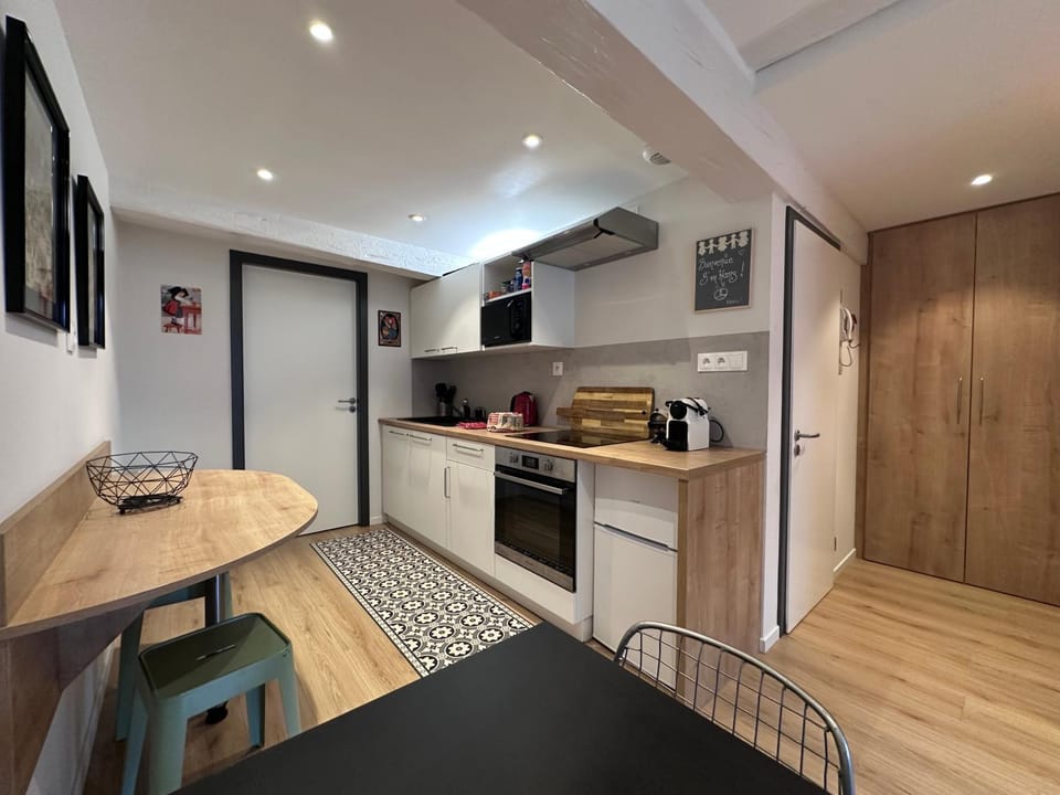 Coffee/tea facilities, Dining area, oven, pet friendly, stove