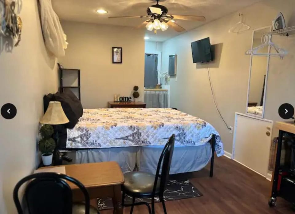 Bed, TV and multimedia, Living room, Seating area, Bedroom