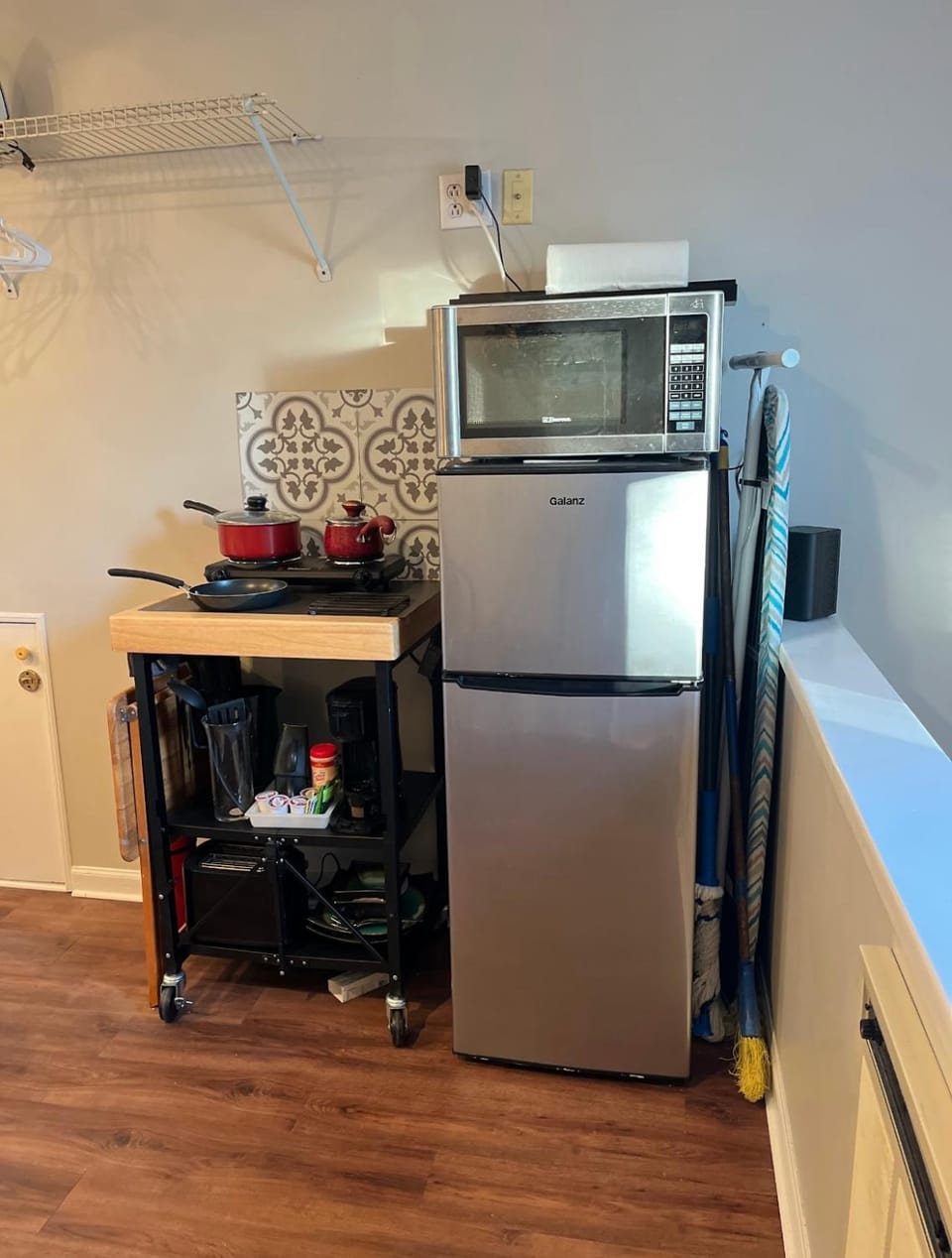 Kitchen or kitchenette, minibar, stove