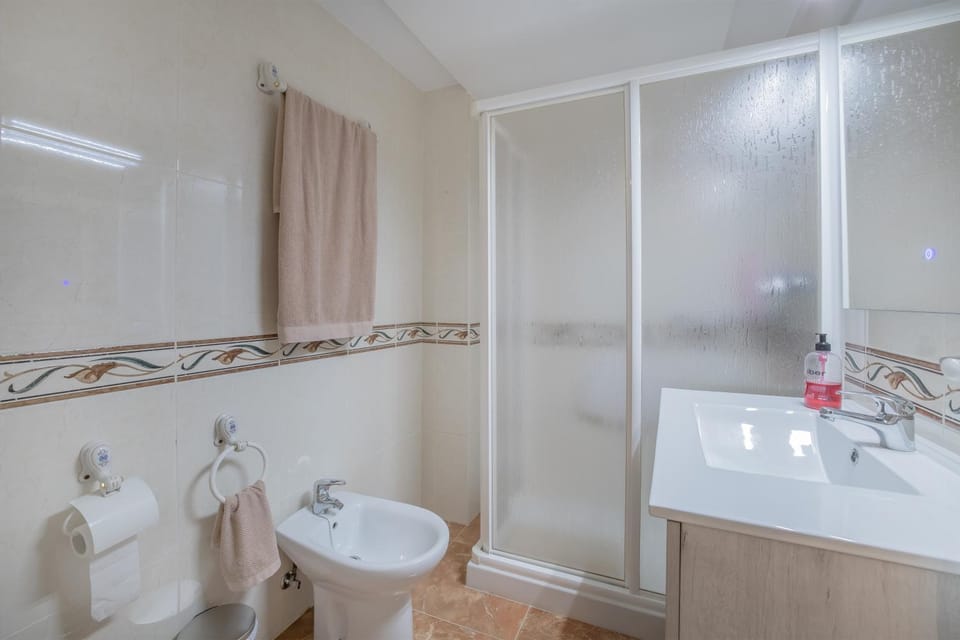 Shower, Toilet, Bathroom, bidet, towels
