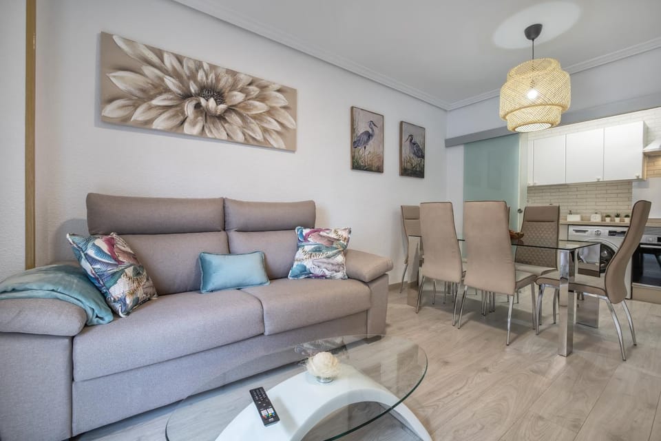 Kitchen or kitchenette, Living room, Seating area, Dining area, minibar, pet friendly, stove