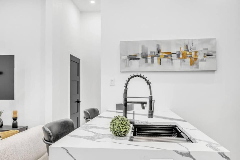 Stylish 2-bedroom Getaway, Luxurious & Conveniently Located to Experience the Pulse of the City - Apt 5 Apartment in Laval