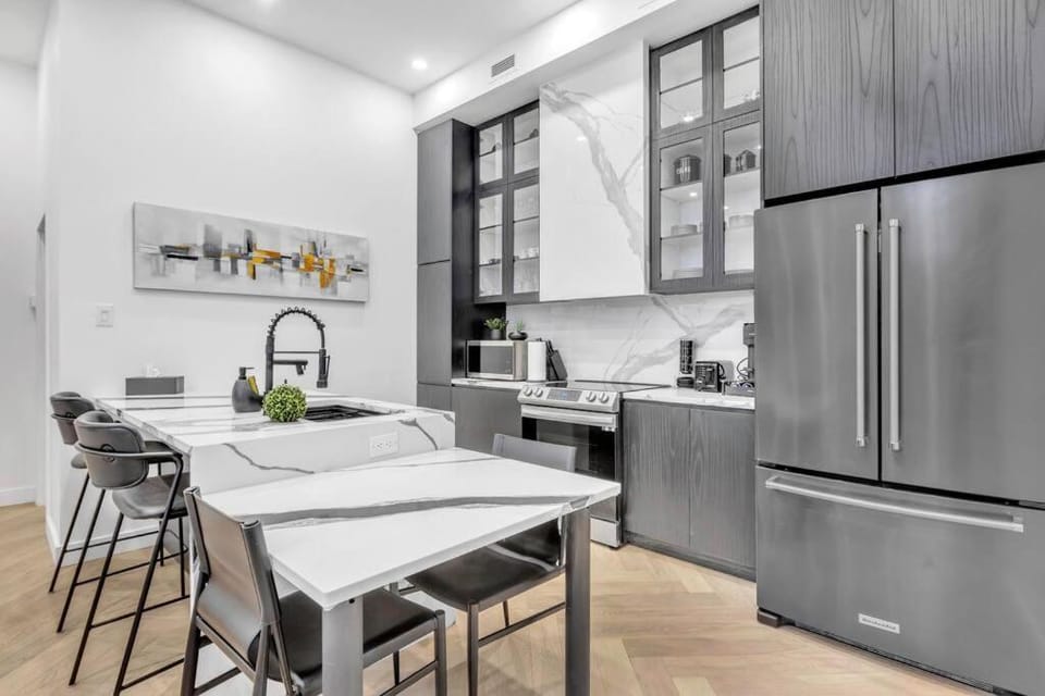 Stylish 2-bedroom Getaway, Luxurious & Conveniently Located to Experience the Pulse of the City - Apt 5 Apartment in Laval