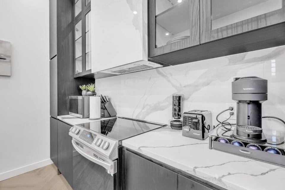 Stylish 2-bedroom Getaway, Luxurious & Conveniently Located to Experience the Pulse of the City - Apt 5 Apartment in Laval