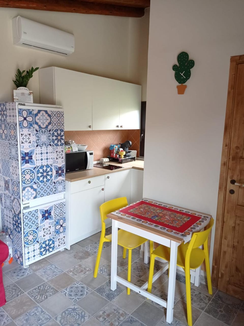Kitchen or kitchenette, minibar, stove