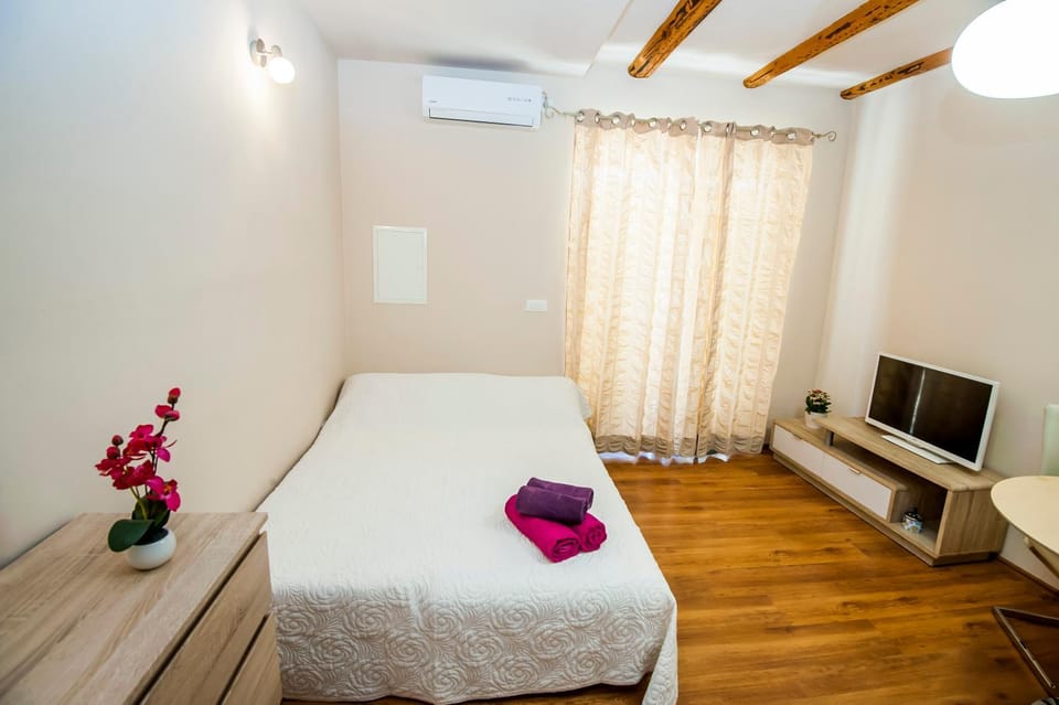 Bed, TV and multimedia, Living room, Seating area