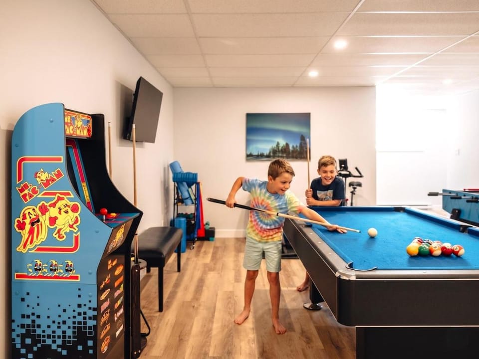 Roitelet Private Hot Tub Luxury Escape, Pool table , Golf & Lake Chalet in Ontario