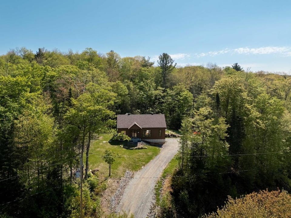 Roitelet Private Hot Tub Luxury Escape, Pool table , Golf & Lake Chalet in Ontario
