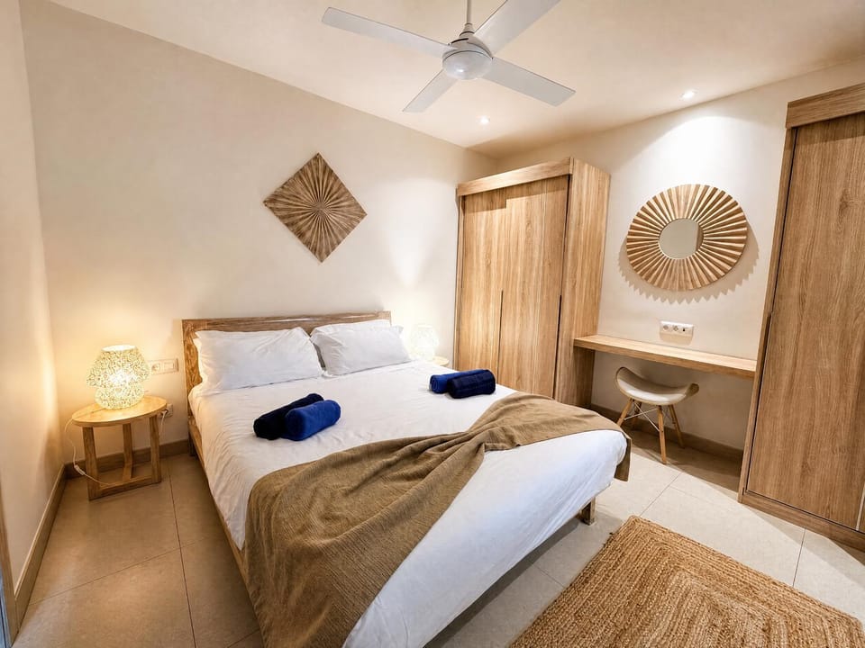 Bed, Photo of the whole room, Bedroom, towels