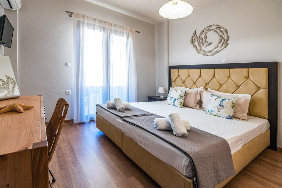 Bed, TV and multimedia, Living room, Photo of the whole room, Seating area, Bedroom