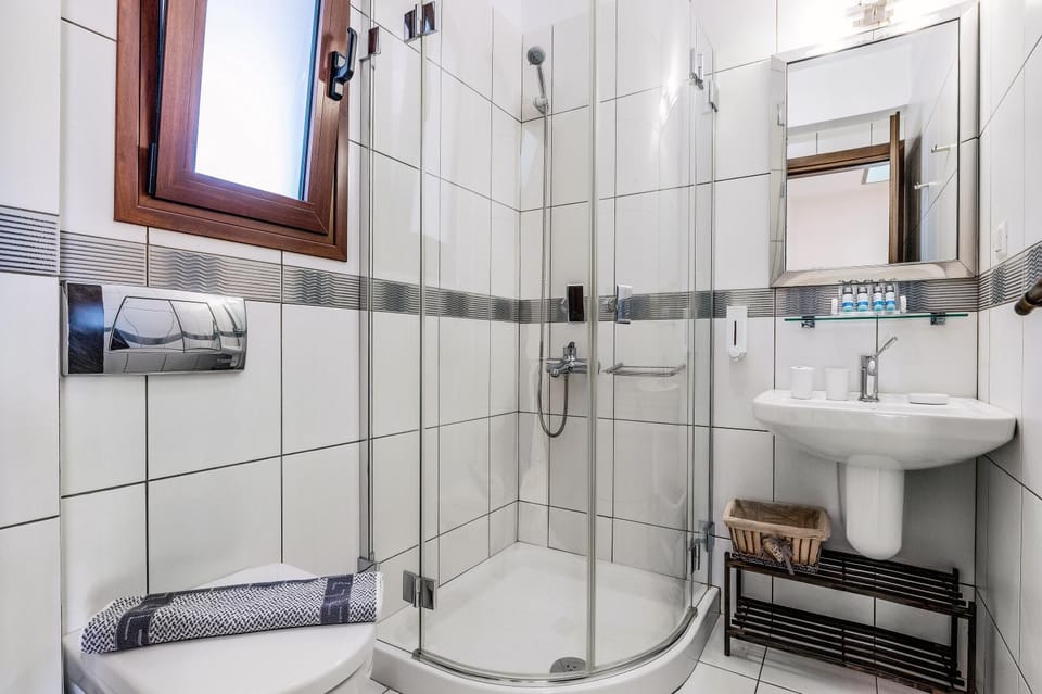 Shower, Toilet, Bathroom, towels