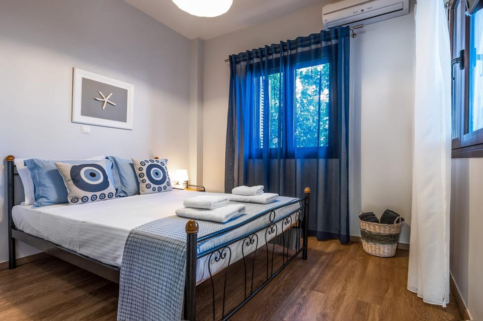 Bed, Photo of the whole room, Bedroom, towels, air conditioner