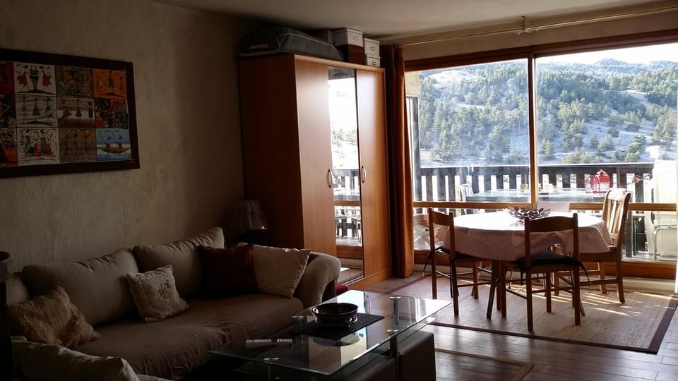 Property building, Living room, Seating area, Dining area