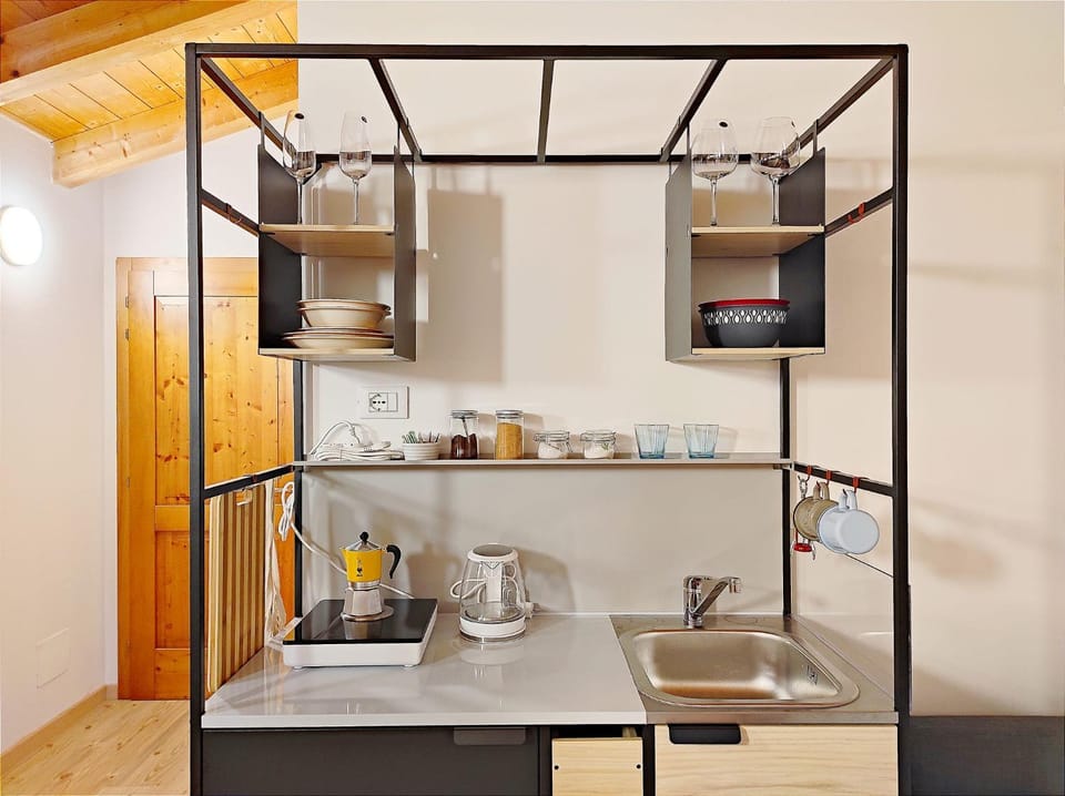 Coffee/tea facilities, Kitchen or kitchenette, minibar, stove