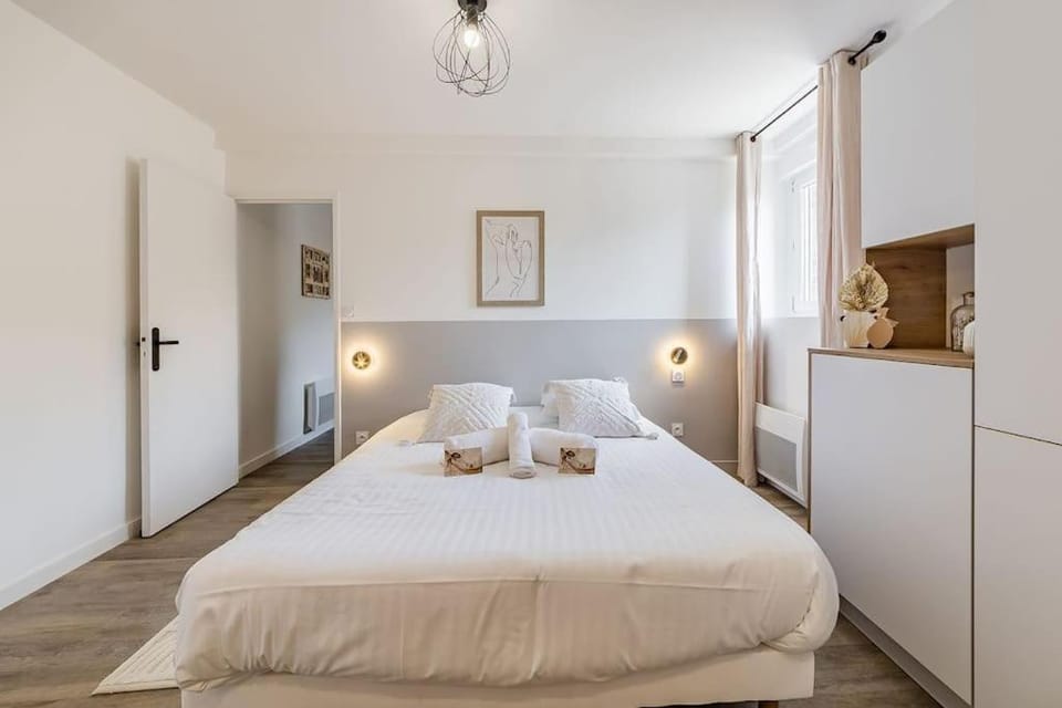 Bed, Photo of the whole room, Bedroom, storage, towels