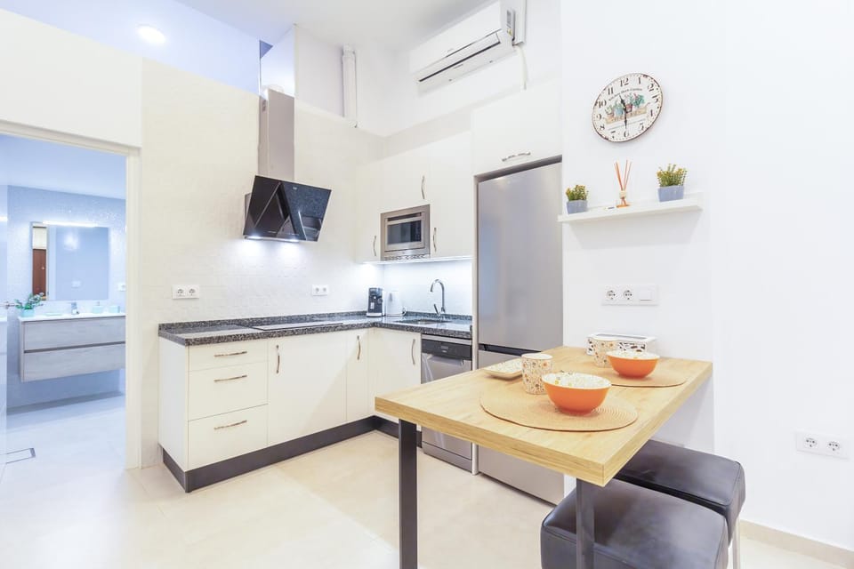 Kitchen or kitchenette, Dining area, minibar, stove, air conditioner