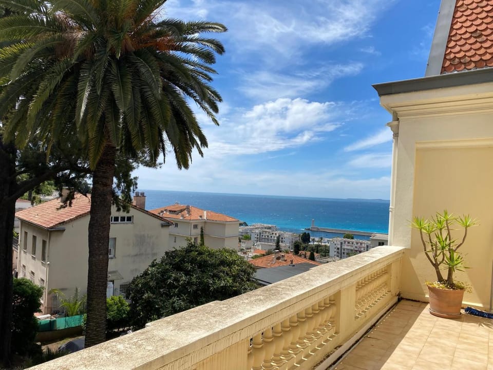 PALMERAIE - Magnifique appartement d'époque avec Vue Mer 4 personnes avec terrasse Le Port Nice Apartment in Nice